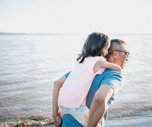 Lén gửi tiền nuôi con riêng, tôi rơi nước mắt khi nghe vợ nói mấy câu