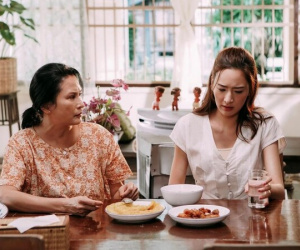 Tới thăm con gái, mẹ chồng cũ quỳ xuống xin một điều khiến tôi đờ đẫn cả người