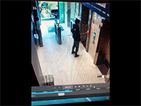 Cầm ống hút bể phốt nghịch ngợm, thanh niên vô tình gây họa gần thang máy