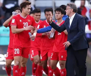 Ngôi sao ĐT Việt Nam lần đầu lên tiếng bênh HLV Troussier: 'Nhìn thầy rất thương'