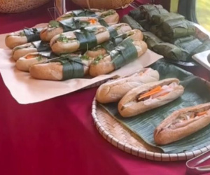 Bánh mì chuối xanh xuất hiện trên chuyến tàu di sản Huế - Đà Nẵng: Cách ủng hộ bà con nông dân vừa độc đáo vừa ý nghĩa