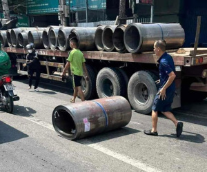 Cuộn thép rơi xuống đường trúng người đi xe máy