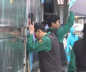 Đỉnh lưu Fubao về nước: Hàng dài người Hàn Quốc xếp hàng dưới mưa chào tạm biệt, ông Song gục đầu bên xe chào 'cháu gái' lần cuối