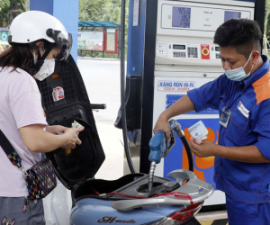 Giá xăng tăng lần thứ 3 liên tiếp vào ngày mai?