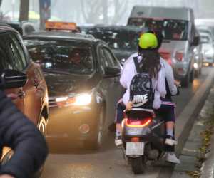 Nhiều 'quái xế' sáng đi xe máy đến trường, tối lạng lách đánh võng trên đường