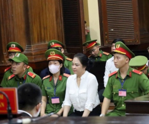 Bà Nguyễn Phương Hằng vẫn bị dẫn giải ra tòa dù xin xét xử vắng mặt