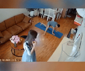 Bỏ tiền trong túi nhưng không biết rơi mất từ lúc nào, vợ check camera phát hiện cảnh 'dở khóc dở cười'