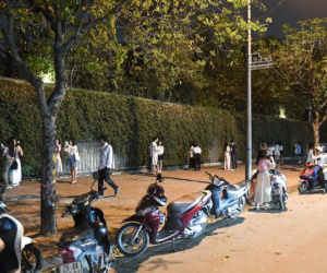 Dân Hà Nội rủ nhau check-in giàn hoa tím, xe xếp tràn lòng đường lúc gần nửa đêm