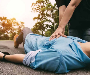 Đang chơi bóng đá, người đàn ông ngưng tim, ngã gục