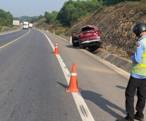 Nhiệt độ mặt đường cao tốc Cam Lộ - La Sơn lên tới 63 độ C, nhiều ô tô bị vỡ lốp