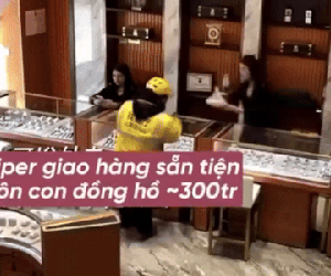 Giao đồ ăn tới showroom, nam shipper đòi đeo thử đồng hồ khiến nhân viên bối rối: Chiếc đó hơn 300 triệu!