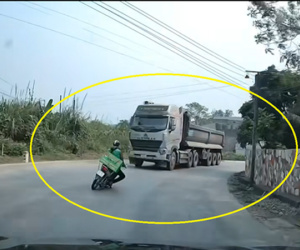 Shipper ôm cua cực gắt, 12 giây 'tự chuốc họa' ám ảnh khi xem camera
