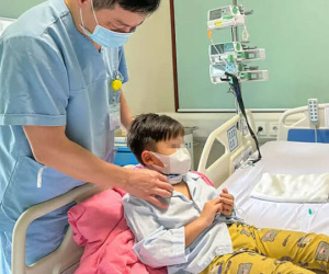 Ngã đập cổ vào kệ tivi, bé trai 7 tuổi vỡ khí quản, nguy kịch