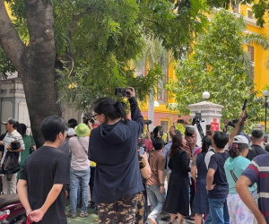 CLIP: Xét xử vụ án bà Nguyễn Phương Hằng, hàng trăm Youtuber tụ tập trước toà