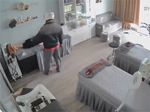 Ngủ trong quán nhưng quên đóng cửa, người phụ nữ hú vía khi xem lại camera an ninh