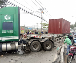 Sau âm thanh chát chúa, 3 người lọt vào gầm xe container
