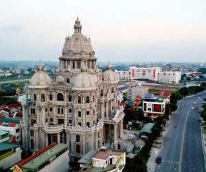 Tòa lâu đài nguy nga trên khu đất 'vàng' của đại gia xăng dầu