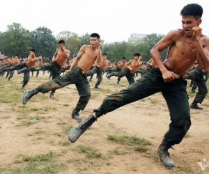 Xem 500 chiến sĩ chống khủng bố 'mình đồng da sắt' khổ luyện