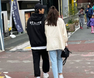 Dậy sóng ảnh Song Joong Ki và vợ Tây hẹn hò ở nước ngoài: Dựa sát rạt khác 'một trời một vực' lúc tới SVĐ