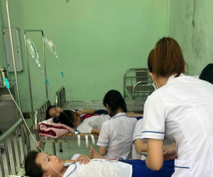 23 học sinh bất ngờ nôn, khó thở vì chất lạ trong bình nước ở trường