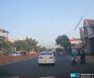 'Vật thể lạ' từ trên trời rơi thủng nắp capo ô tô, 'hạ gục' 1 người đi đường: Hoảng hồn khi xem lại camera
