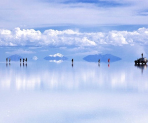 Check-in cánh đồng muối tựa gương phản chiếu kỳ ảo ở Bolivia