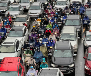 Người Hà Nội vất vả đi làm ngày đầu tuần vì mưa phùn, đường phố ùn tắc
