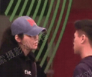 Siêu mẫu Hề Mộng Dao và Hà Du Quân cãi nhau ngoài đường, netizen nhận xét: 1 người nóng, 1 người dỗ dành