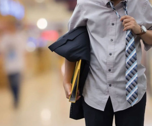 Đắng ngắt tuổi 40: 'Trước đây tôi là giám đốc điều hành cấp cao, tại sao bây giờ phải làm nhân viên cấp dưới?'