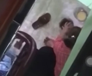 Phụ huynh bàng hoàng trước clip được lan truyền trên MXH, một trẻ mầm non bị đè dưới sàn nhà, đánh liên tục vào đầu để ép ăn