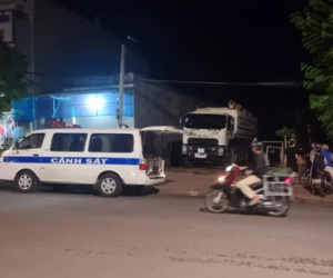 Bé trai 2 tuổi tử vong dưới bánh xe, nghi do cha ruột lùi xe cán trúng