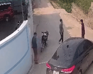 Tài xế ô tô đánh tới tấp nam sinh điều khiển xe máy sau va quệt giao thông