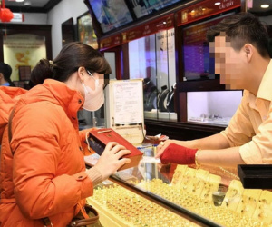 Mang vàng đi bán bị đại lý trừ tiền vì 1 lỗi, nguyên nhân vì sao và nên giải quyết thế nào?