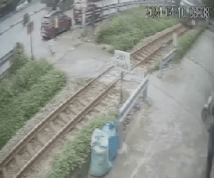 Người phụ nữ đi xe máy bị tàu hỏa đâm: Camera nhà dân ghi khoảnh khắc khó hiểu