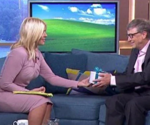 Bill Gates tặng nữ MC 1 tấm séc và bảo cô điền số tiền bao nhiêu tiền tùy thích: Bài học đắt giá từ vị tỷ phú U70!