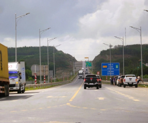 Cấm xe đi vào cao tốc Cam Lộ - La Sơn là đẩy khó cho địa phương?