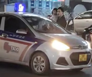 Thanh niên bế đứa trẻ chặn đầu xe, đánh người đi đường trên phố Hà Nội