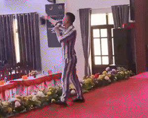 Xôn xao hình ảnh ca sĩ Châu Việt Cường hát cực sung trong trại giam sau khi lĩnh án 13 năm tù vì tội giết người