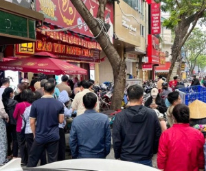 Người Hà Nội ùn ùn đi bán vàng