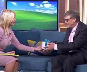 Hé lộ video buổi phỏng vấn lan truyền câu chuyện Bill Gates tặng nữ MC tờ séc trắng ghi số tiền tùy thích, Gates Foundation lên tiếng sự thật ngã ngửa