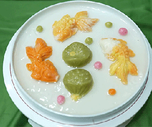 'Hồ bánh trôi nước' Tết Hàn thực có hoa sen, cá vàng độc nhất vô nhị ở Hà Nội