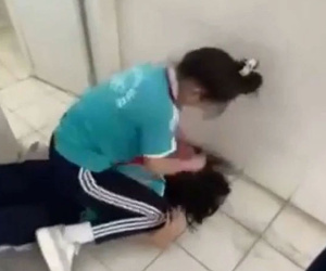 Nói 'đẹp mà chảnh' nữ sinh lớp 8 bị nhóm bạn đánh trong nhà vệ sinh, quay clip