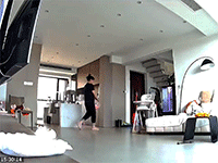 Người phụ nữ bị bỏng tay do chơi với bóng bơm khí heli