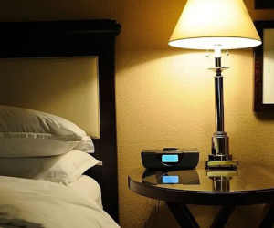 Dù giường lớn hay nhỏ, đừng nên đặt 4 đồ vật này ở đầu giường: Thứ đầu tiên đã rất nhiều người chủ quan