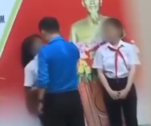 Xôn xao hình ảnh thầy giáo bắt phạt hai nữ sinh đeo khăn quàng đỏ nhưng tay chân có hành động được cho là 'không đứng đắn'