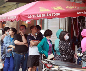 Vàng nhẫn tiến sát 79 triệu đồng/lượng, người dân xếp hàng chờ giao dịch