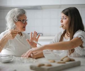 Cư xử 'như bà chủ' với con dâu, mẹ chết lặng khi nhìn tờ giấy dưới ngăn kéo