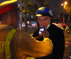 Nể bạn uống nửa lon bia, nam tài xế bị cảnh sát giao thông xử phạt