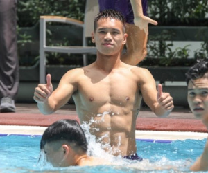 Cầu thủ U23 Việt Nam khoe cơ bụng 6 múi ở bể bơi sau trận gặp U23 Jordan