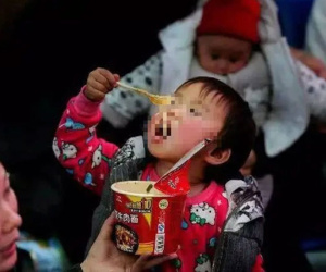Con ăn mì tôm trên tàu bị hành khách xúm vào mắng nhiếc, ông bố hỏi lại một câu khiến tất cả im bặt